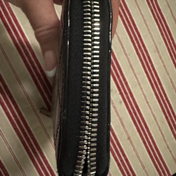 Chanel patent leather zip around wallet - Picture 3 of 9